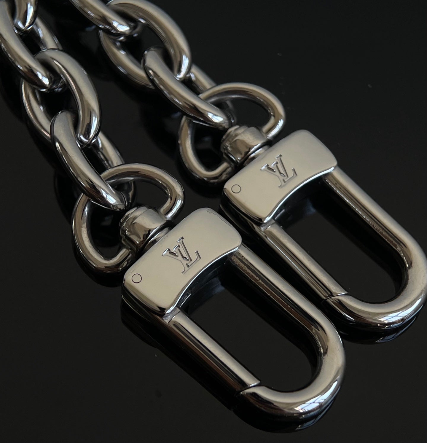 양 공장 / 루이비통 핸드폰 가방