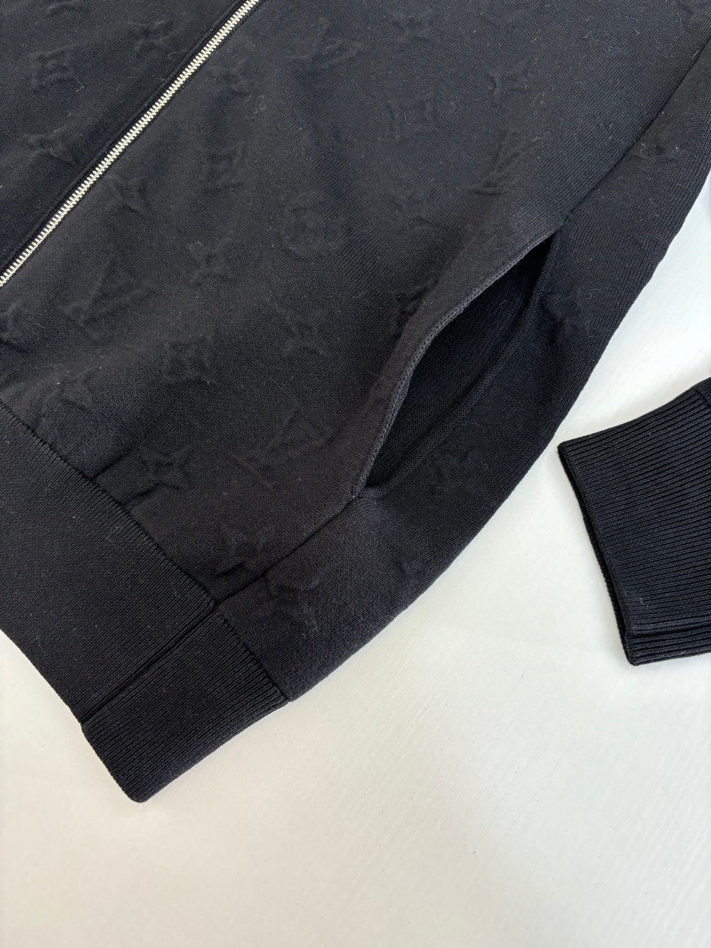 체인2호 / 루이비통 남성 엠보 니트