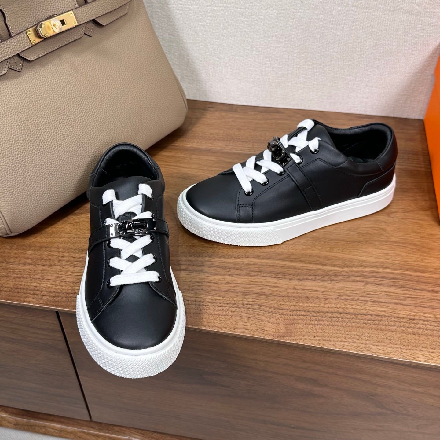 빙 공장 / 에르메스 커플 스니커즈 단색 가죽 로퍼