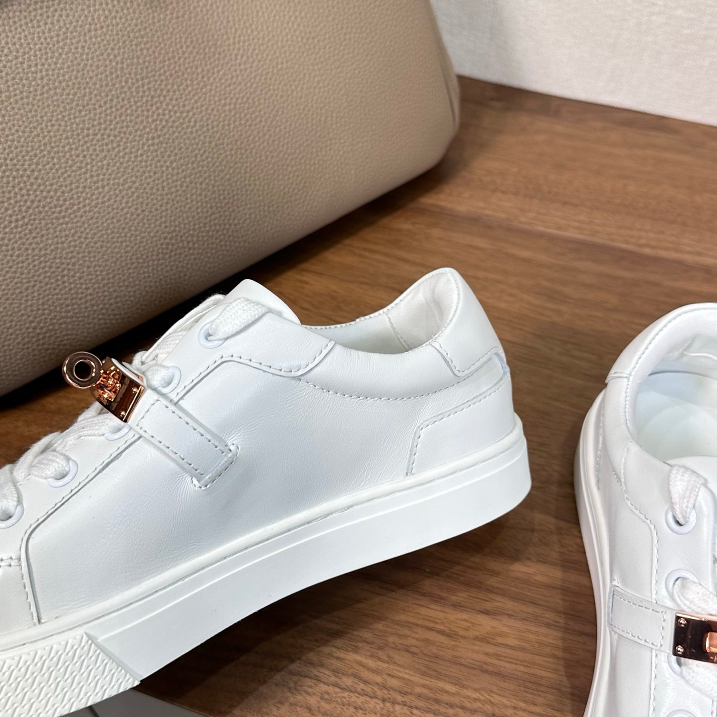 빙 공장 / 에르메스 커플 스니커즈 단색 가죽 로퍼 화이트