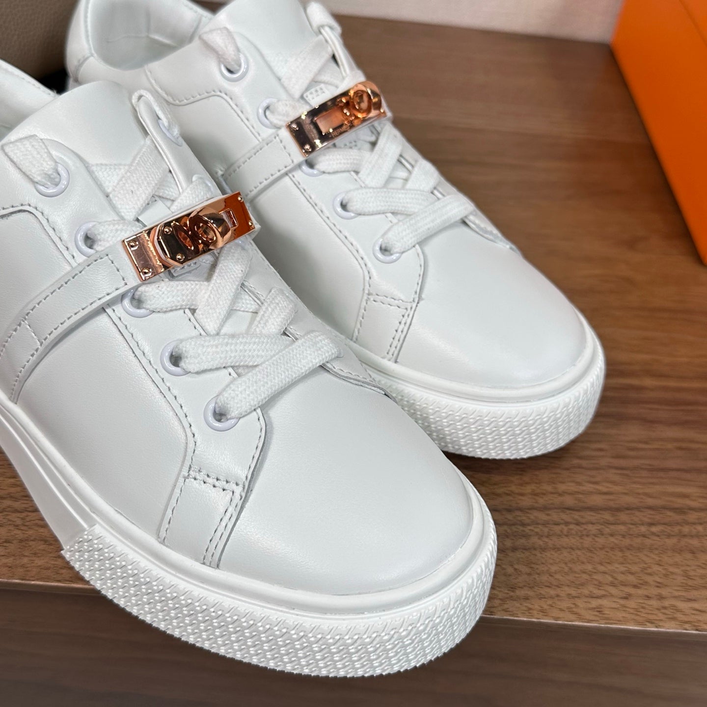 빙 공장 / 에르메스 커플 스니커즈 단색 가죽 로퍼 화이트