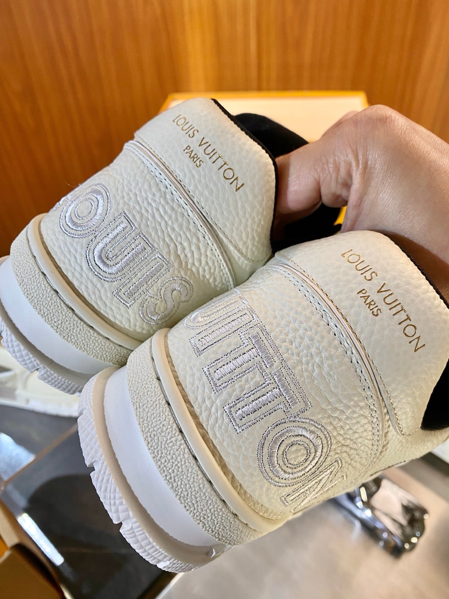 빙 공장 / 루이비통 커플 운동화