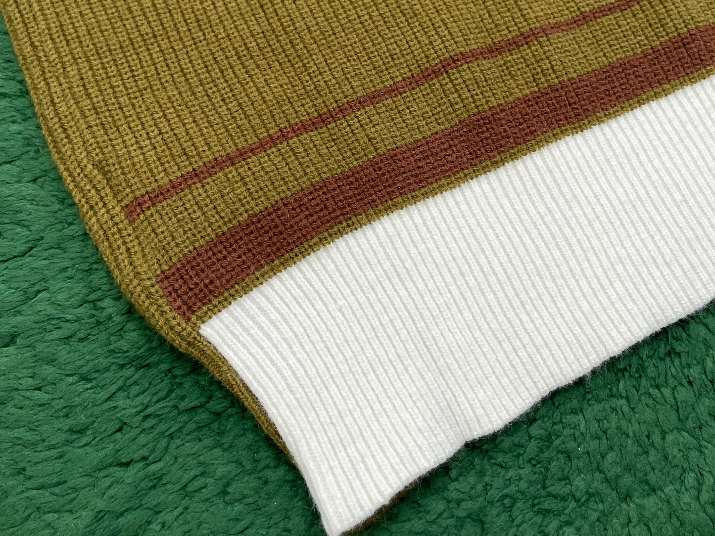 R공장 / 아미 남성 보이넥 니트