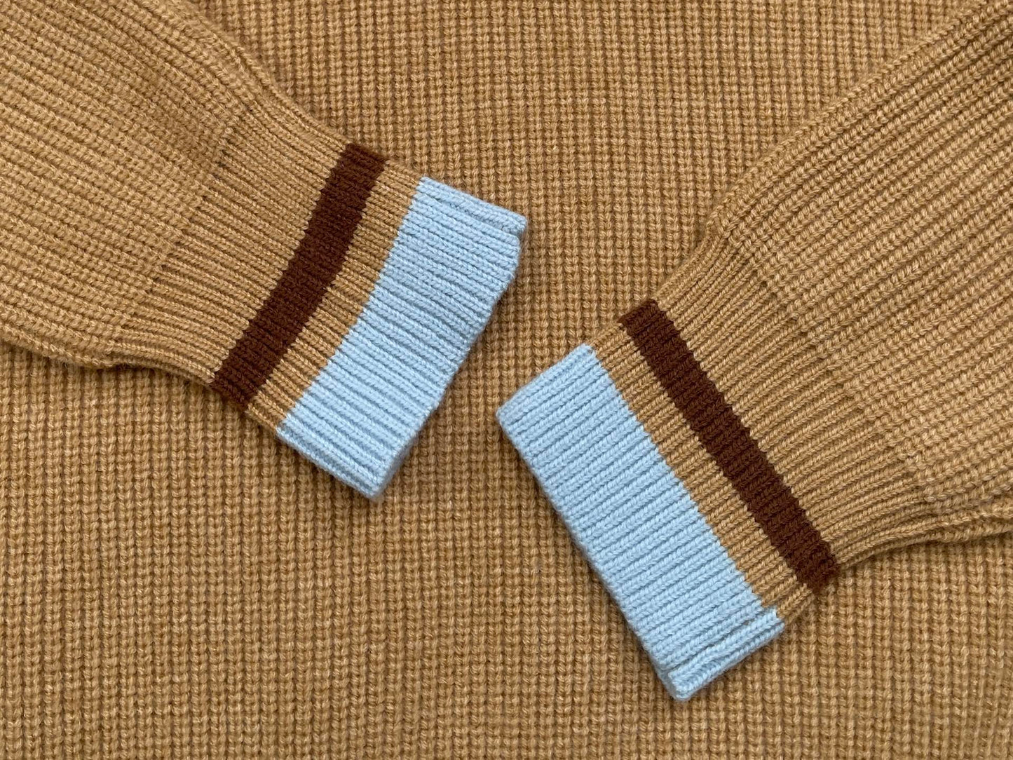 R공장 / 아미 남성 보이넥 니트