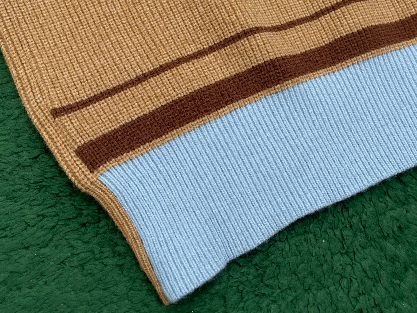 R공장 / 아미 남성 보이넥 니트