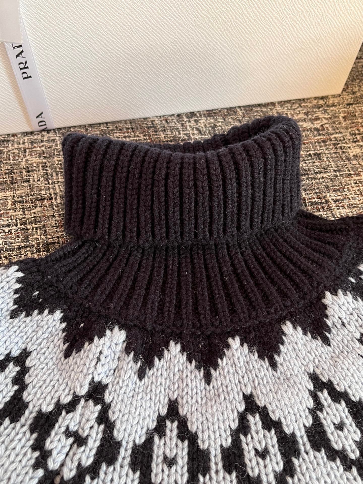 티모 공장 / 프라다 니트 스웨터