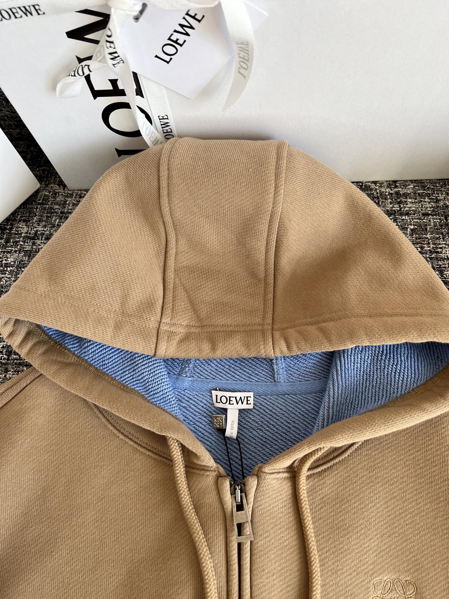 티모 공장 / 로에베 후드티셔츠