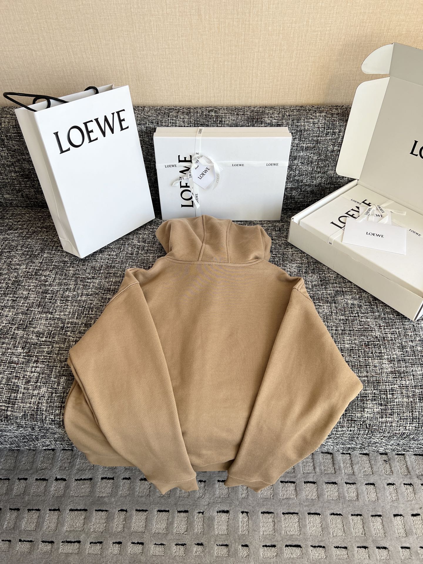 티모 공장 / 로에베 후드티셔츠