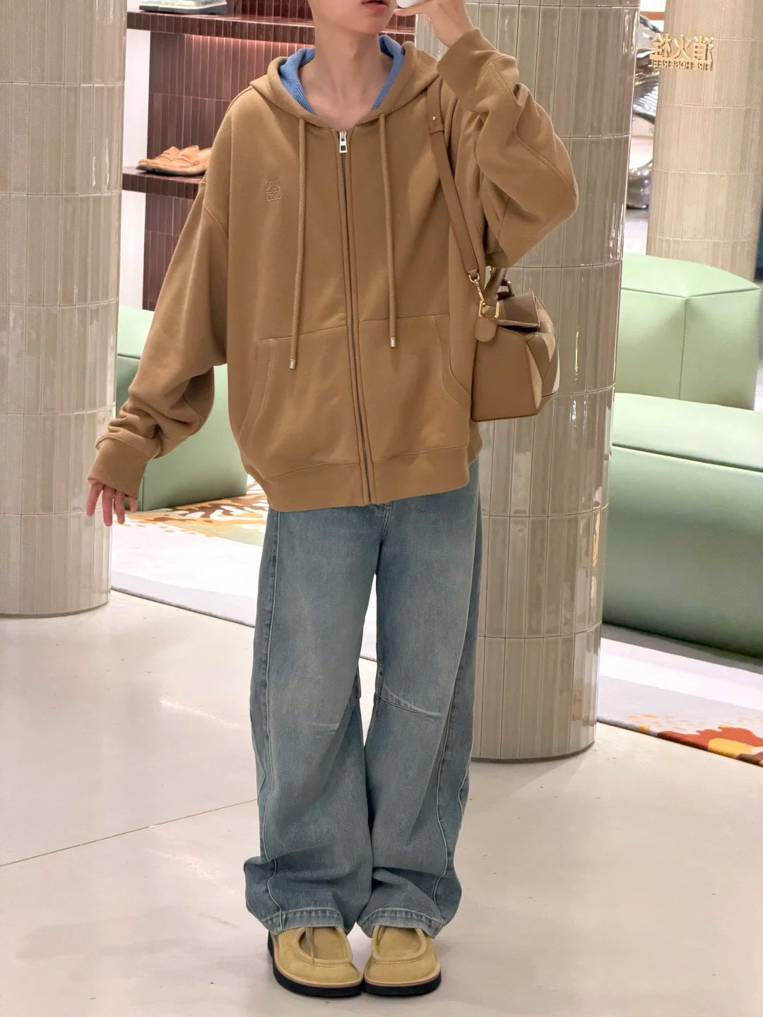 티모 공장 / 로에베 후드티셔츠