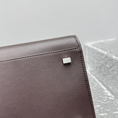 카타 / 더로우 말안장 가죽 커피색 가방