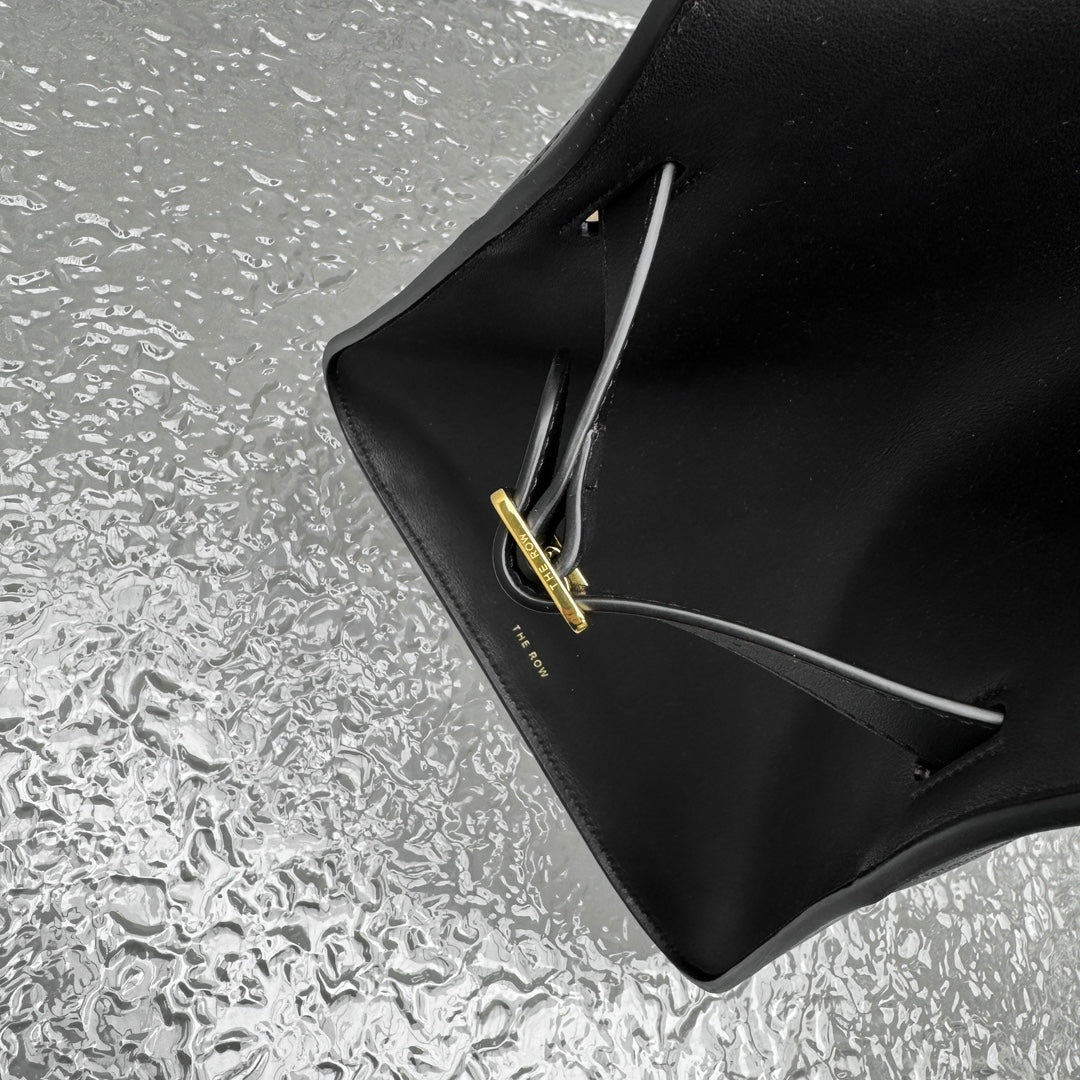 카타 / 더로우 미디엄 안장 가죽 블랙 가방