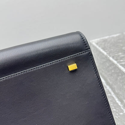 카타 / 더로우 미디엄 안장 가죽 블랙 가방