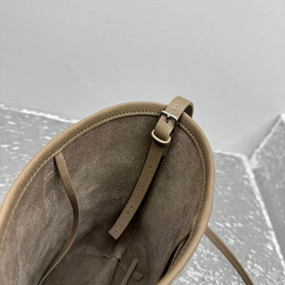 카타 / 더로우 크로스 버킷백