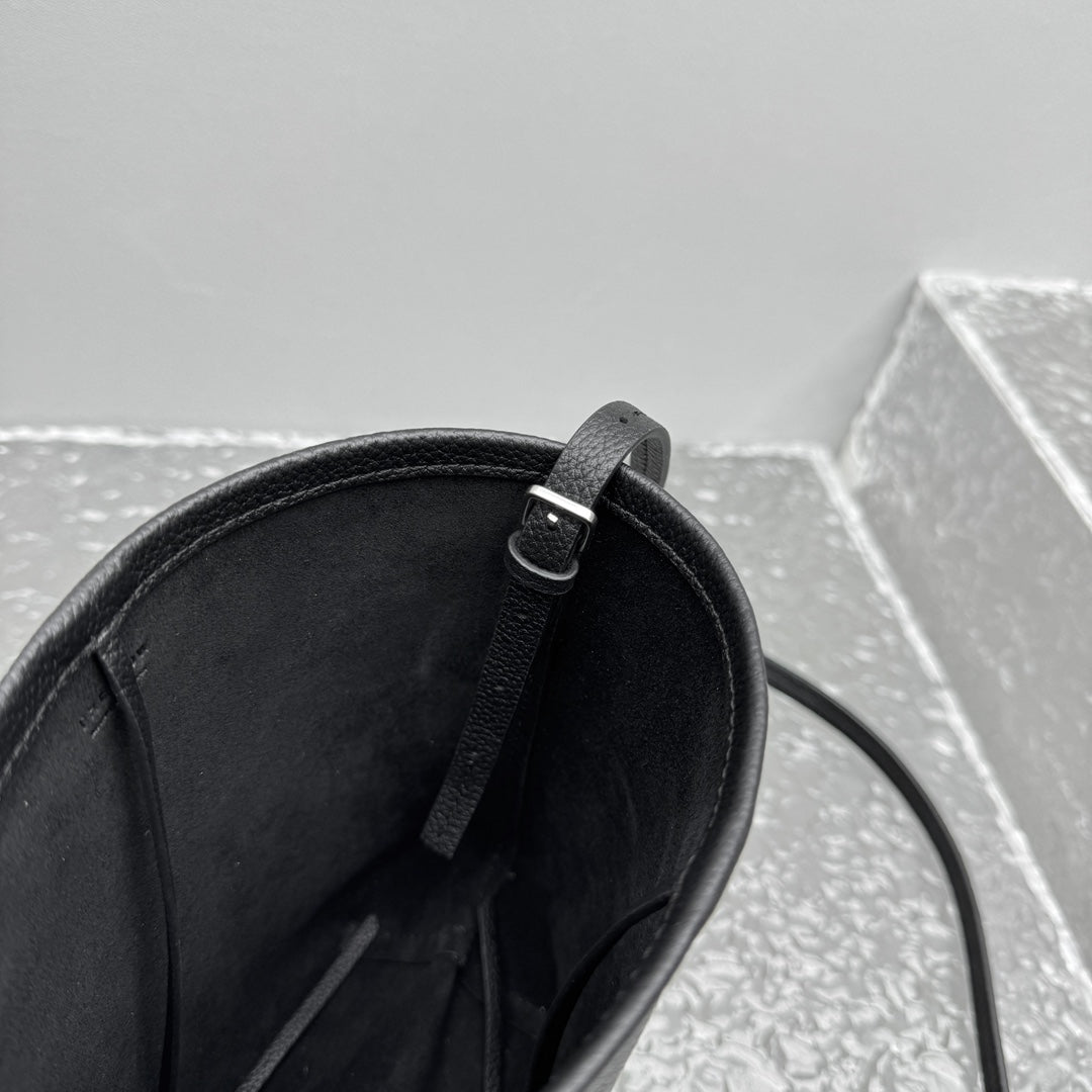 카타 / 더로우 크로스 버킷백