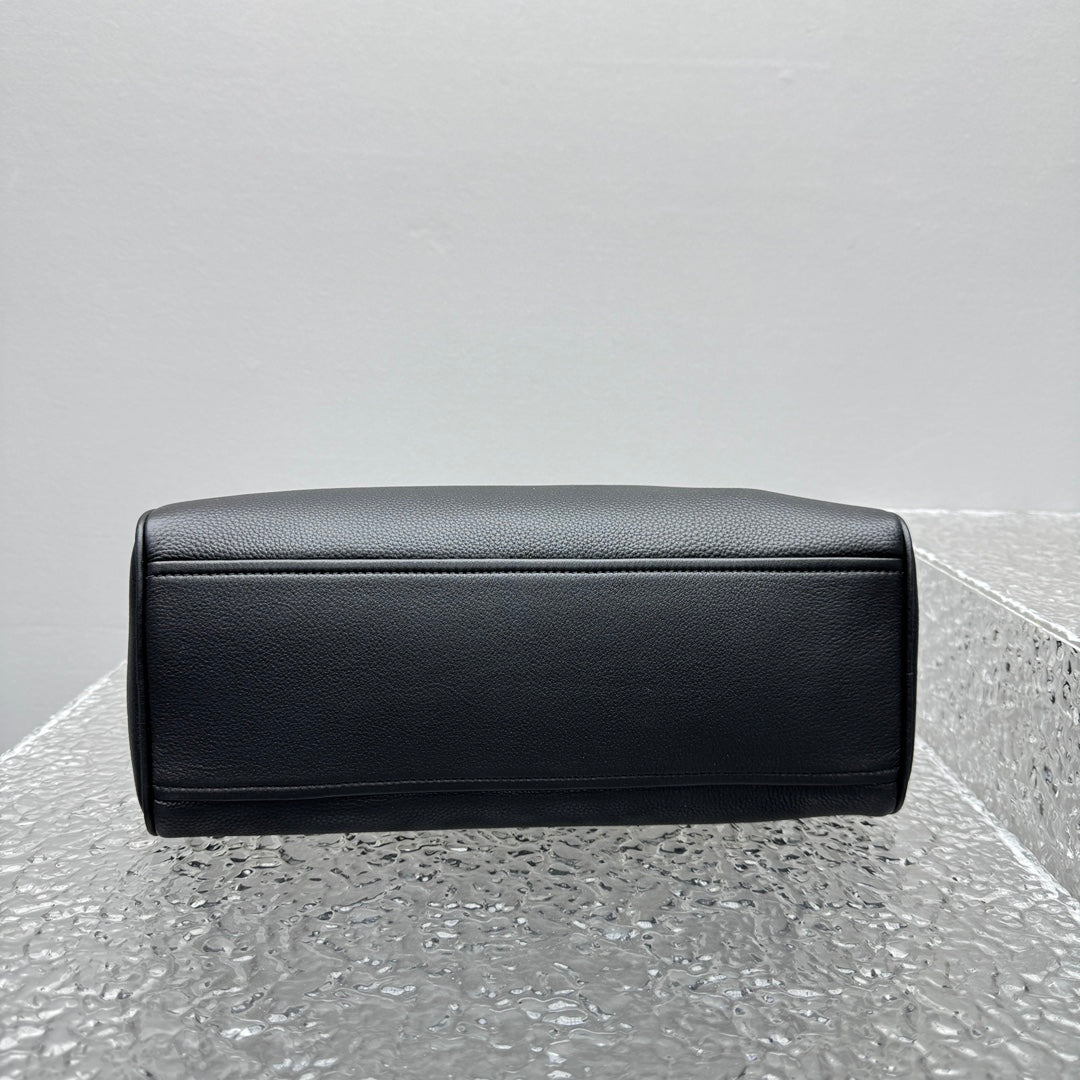 카타 / 프라다 토트 백