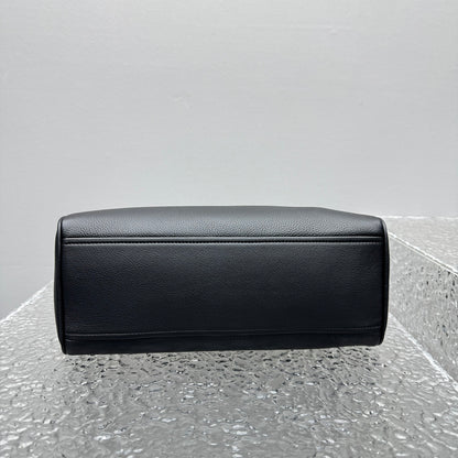 카타 / 프라다 토트 백