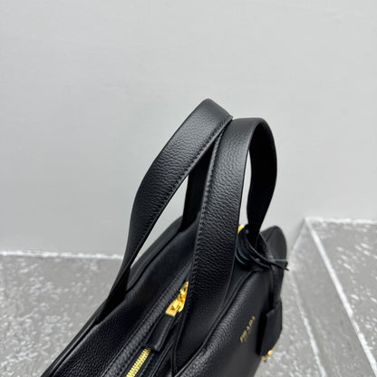 카타 / 프라다 토트 백