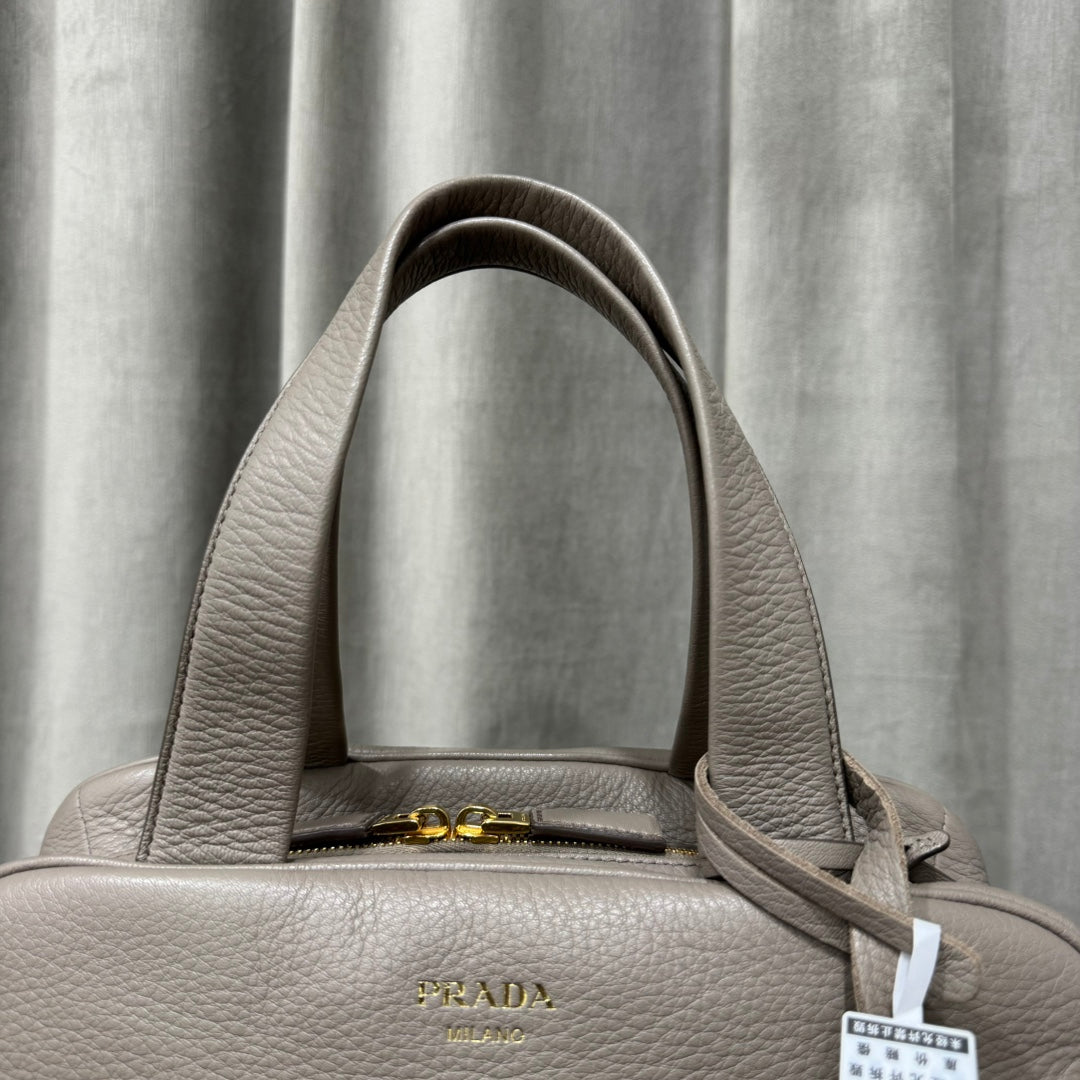 카타 / 프라다 토트 백