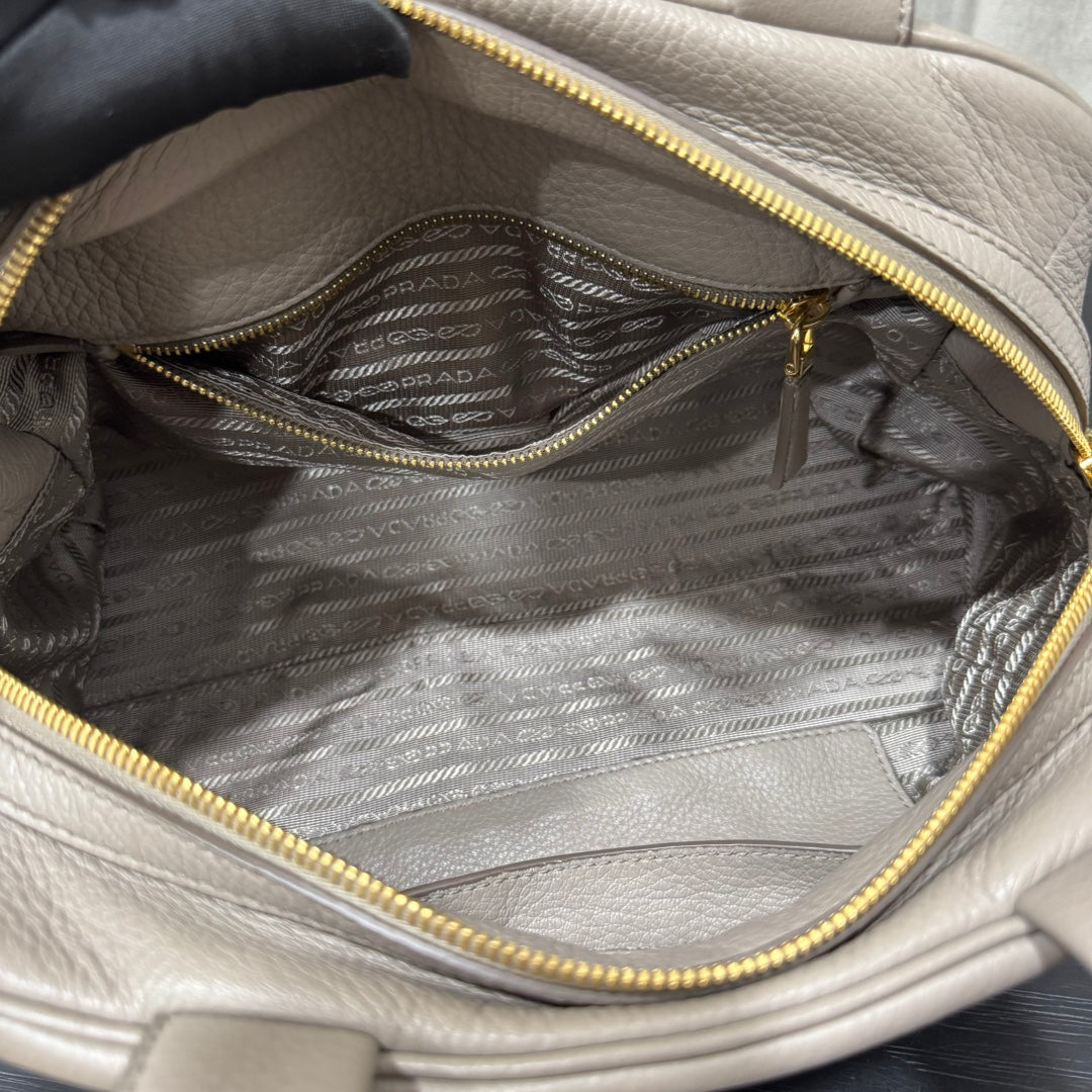 카타 / 프라다 토트 백