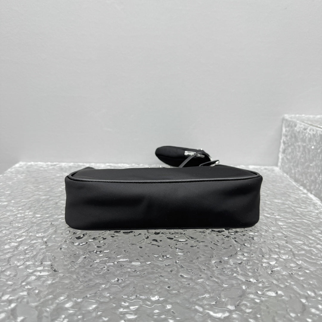 카타 / 프라다 핸드백/겨드랑이