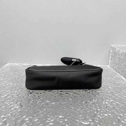 카타 / 프라다 핸드백/겨드랑이