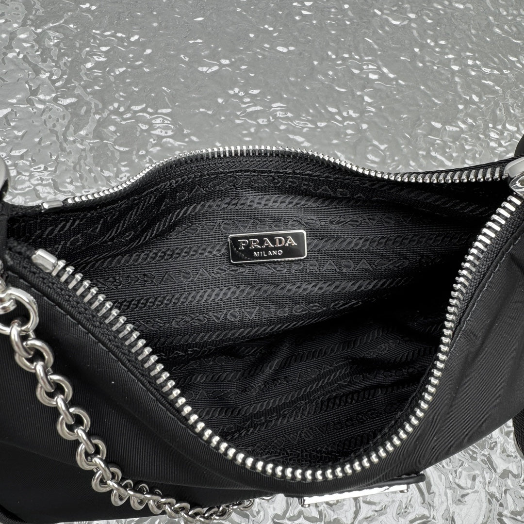 카타 / 프라다 핸드백/겨드랑이