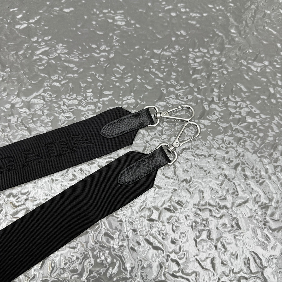 카타 / 프라다 핸드백/겨드랑이