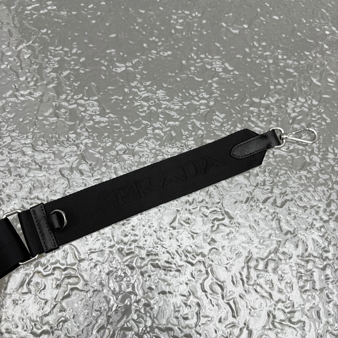 카타 / 프라다 핸드백/겨드랑이