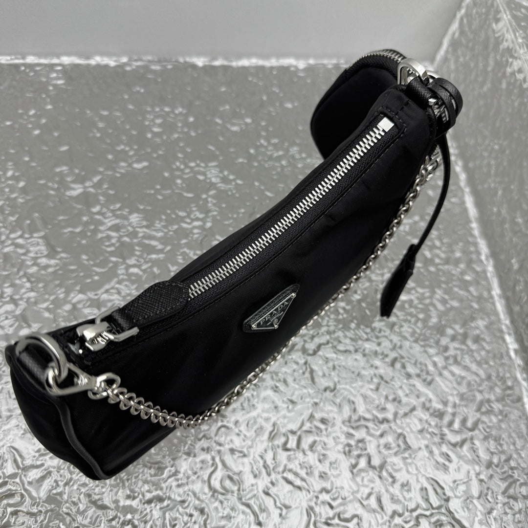 카타 / 프라다 핸드백/겨드랑이