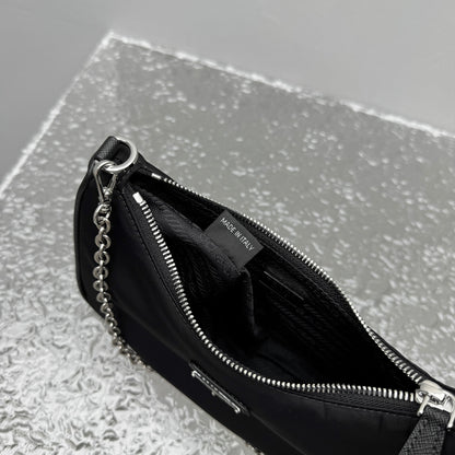 카타 / 프라다 핸드백/겨드랑이