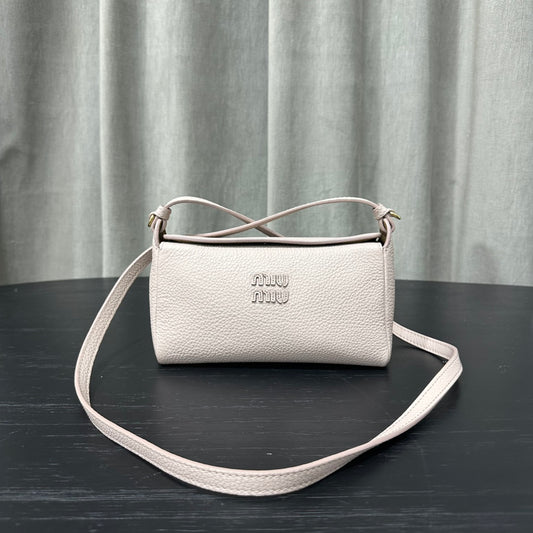 카타 / 미우미우 작은 크로스백