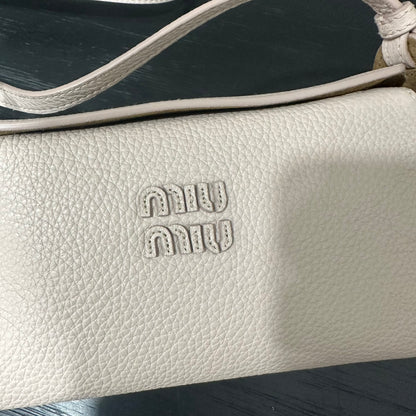 카타 / 미우미우 작은 크로스백