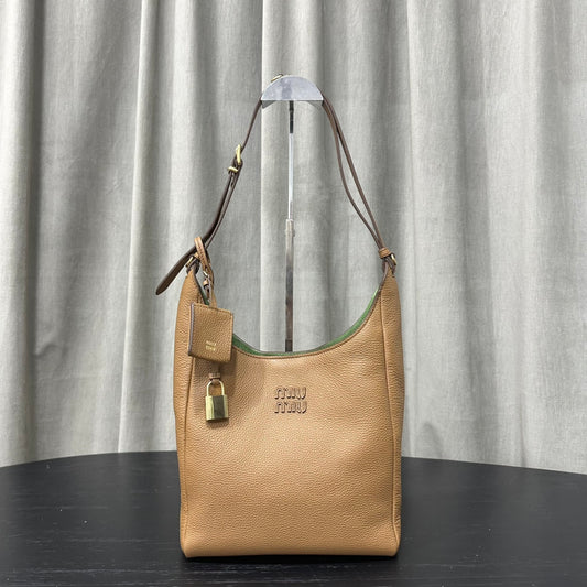 카타 / 미우미우 작은 크로스백