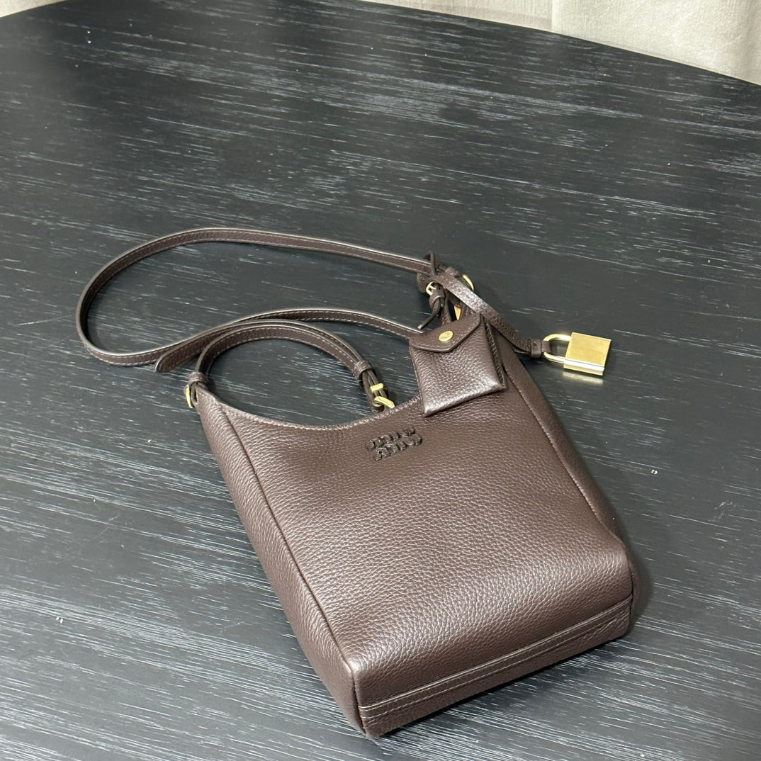 카타 / 미우미우 작은 크로스백