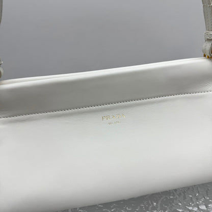 카타 / 프라다 겨드랑이/핸드백