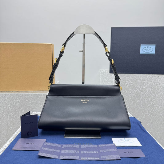 카타 / 프라다 겨드랑이/핸드백