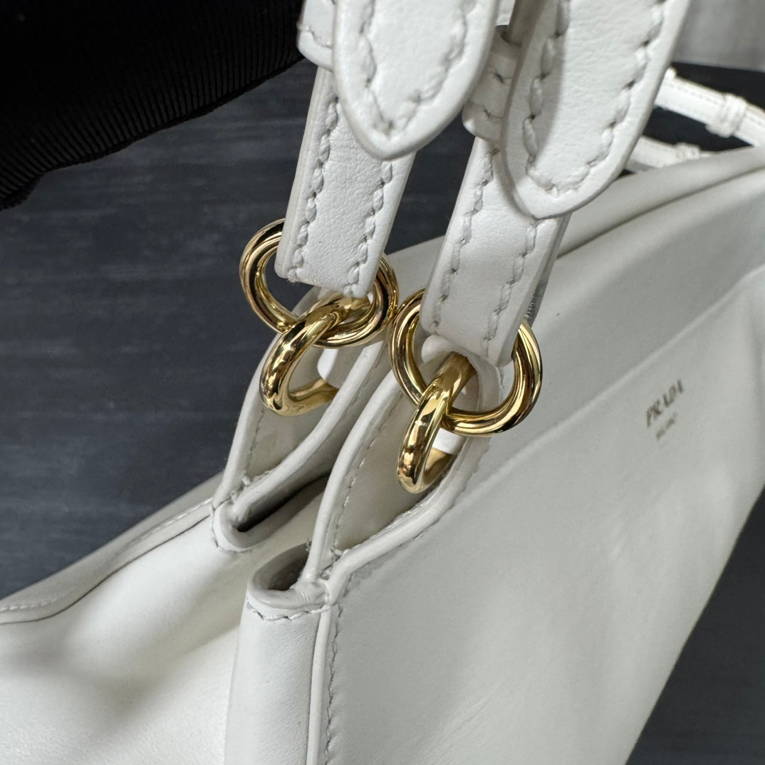 카타 / 프라다 겨드랑이/손