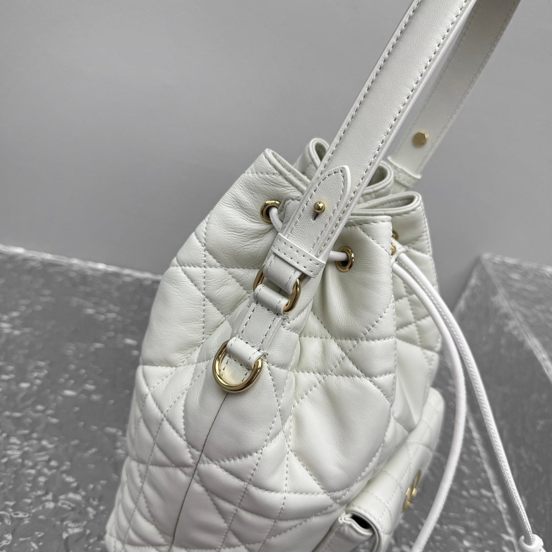 카타 / 디올 물통 가방 화이트