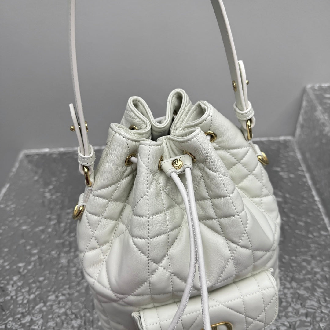 카타 / 디올 물통 가방 화이트