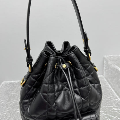 카타 / 디올 물통 가방