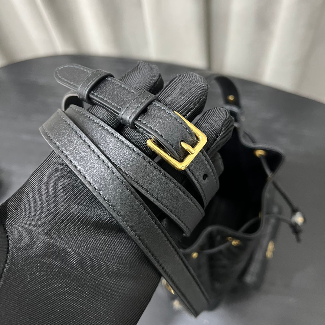 카타 / 디올 물통 가방