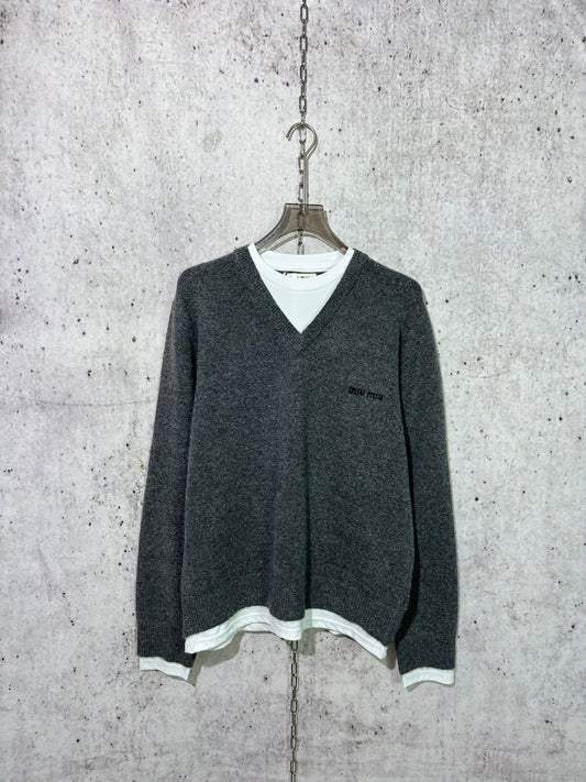 체인2호 / 미우미우 V넥 니트 그레이