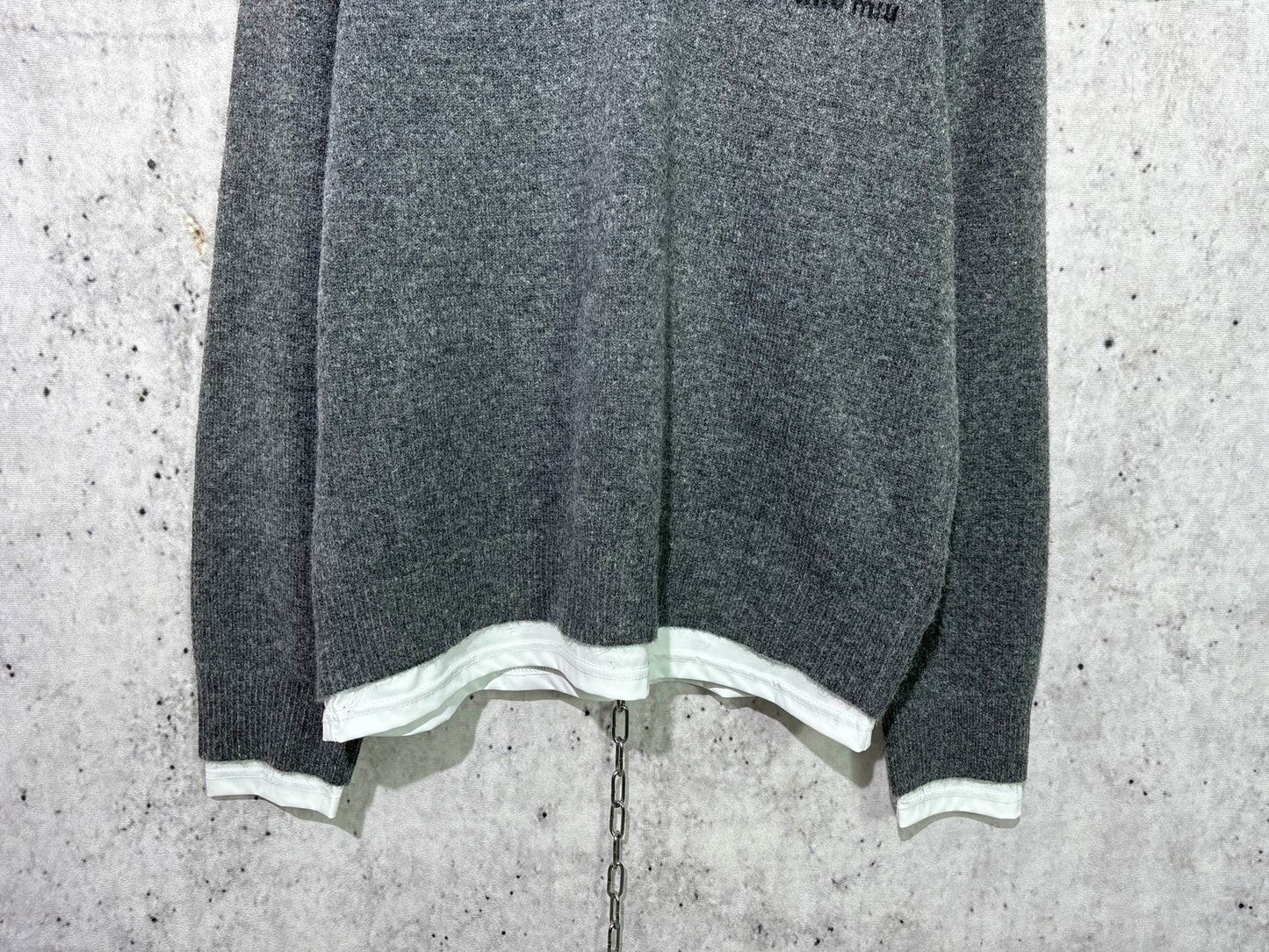 체인2호 / 미우미우 V넥 니트 그레이