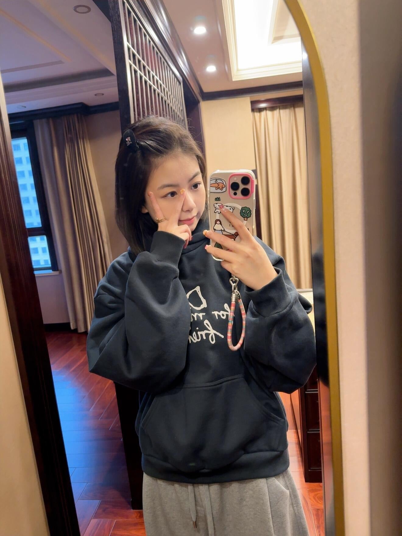 BVG / 디올 후드티